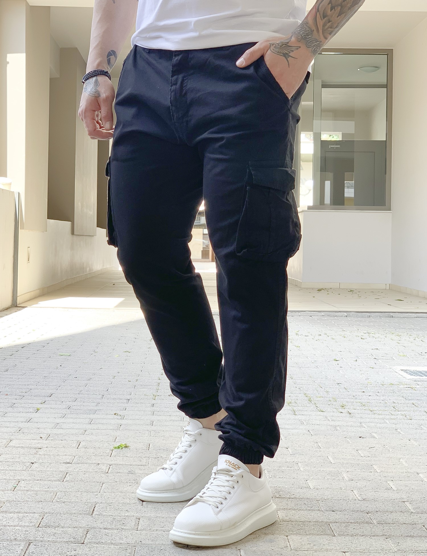 Ανδρικό μαύρο υφασμάτινο cargo παντελόνι 210922V φωτογραφία